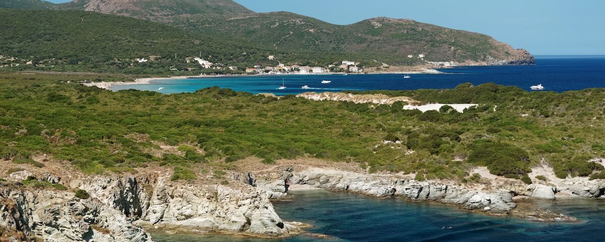 Costa di Capo Corso in Corsica con mare azzurro, scogliere e paesaggio mediterraneo