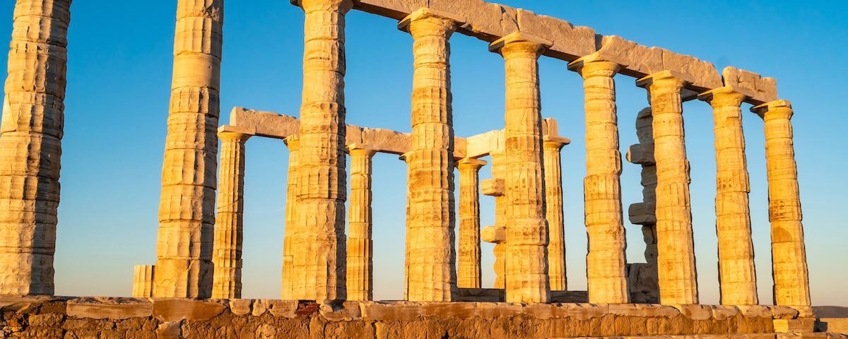 Colonne antiche del Partenone ad Atene illuminate dal sole con cielo azzurro