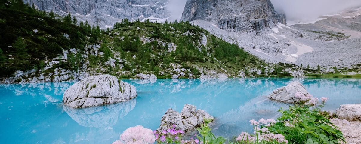 Lago di Sorapis nelle Dolomiti con acqua turchese, montagne e paesaggio alpino