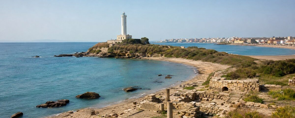 Panorama del litorale di Anzio con mare, faro e resti della Villa di Nerone