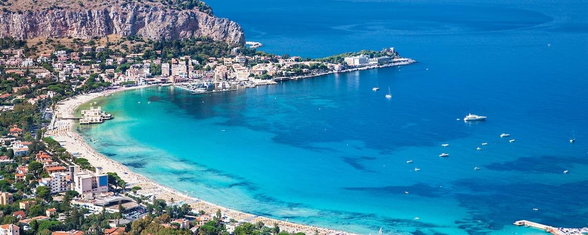 Spiaggia di Mondello con mare turchese e Monte Pellegrino sullo sfondo