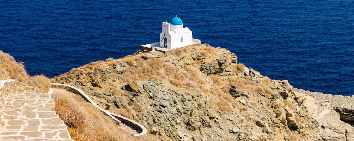 Panorama di Kastro a Sifnos con la chiesa dei Sette Martiri affacciata sul mare