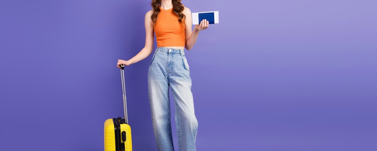 Come vestirsi per viaggiare in aereo con valigia e abbigliamento comodo